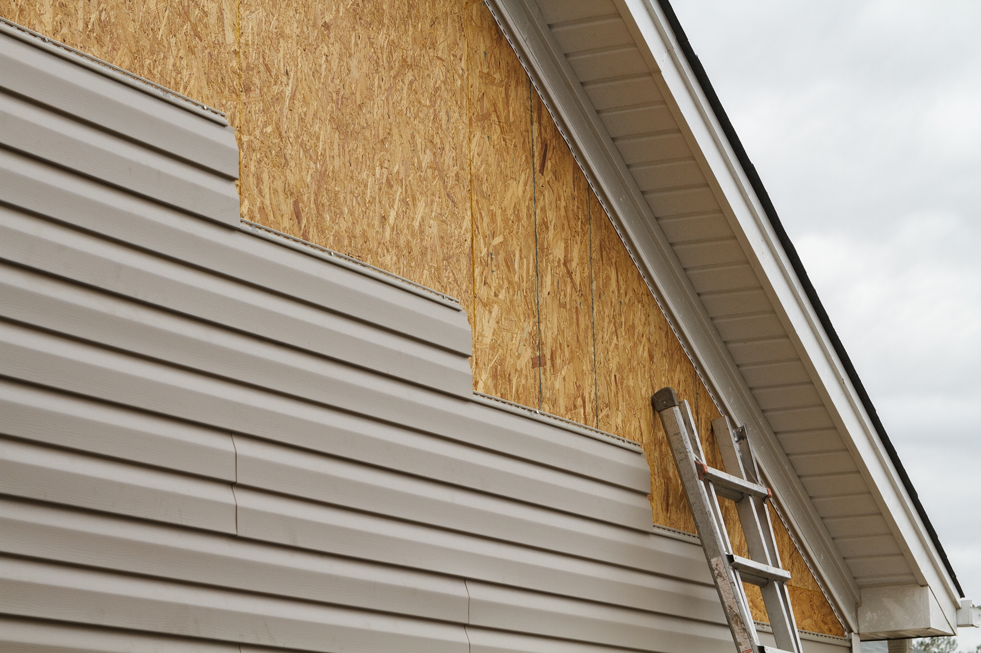 Lucrare decking și siding WPC realizată