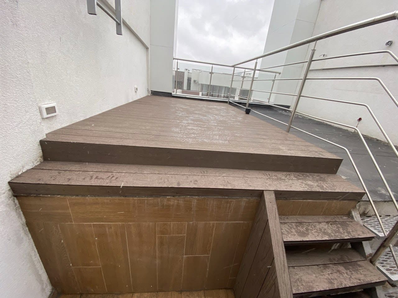 Lucrare decking și siding WPC realizată